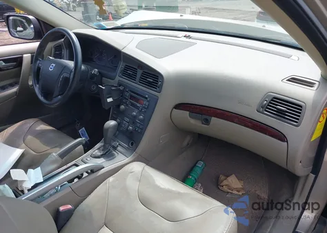 2002 Volvo V70 Xc z USA, uszkodzony, nr VIN YV1SZ58D321053477